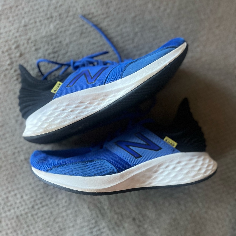 Little boys New Balance Fresh Foam Roav UV Blue size 3.